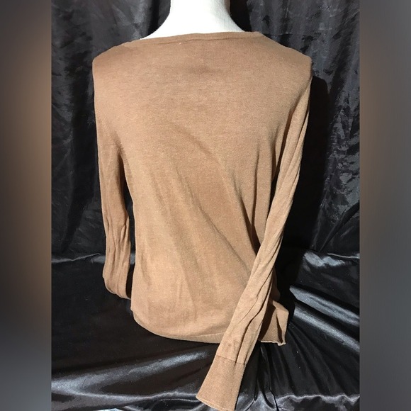 Light long sleeve soft knit sweater tag is bigger than size fits like a medium - Picture 4 of 4